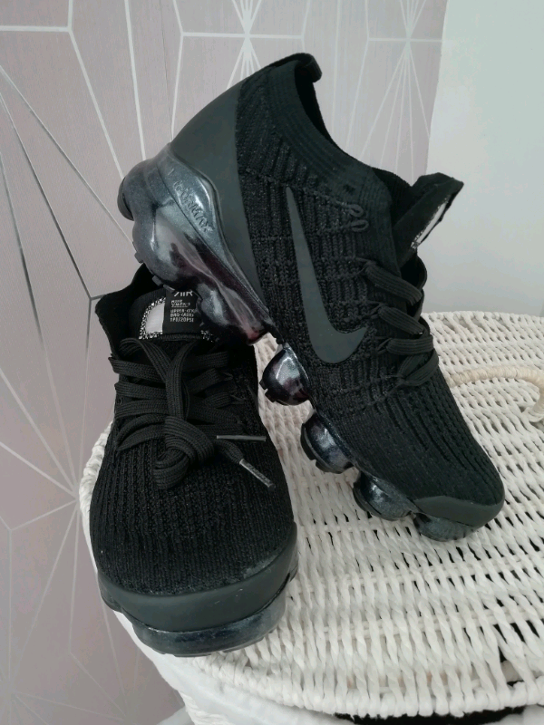 black vapormax size 3